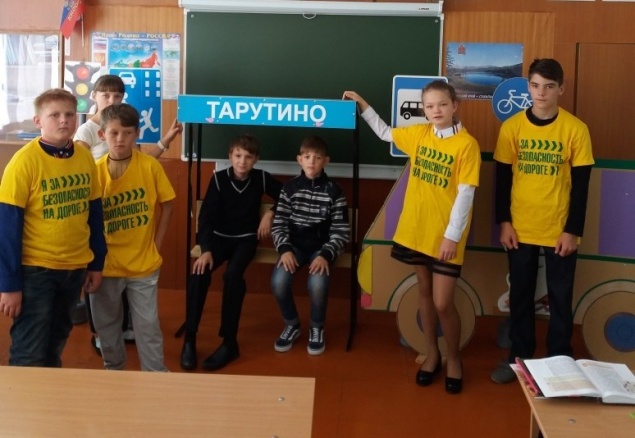 В Ачинском районе школьники изучают ПДД с помощью мобильного автогородка