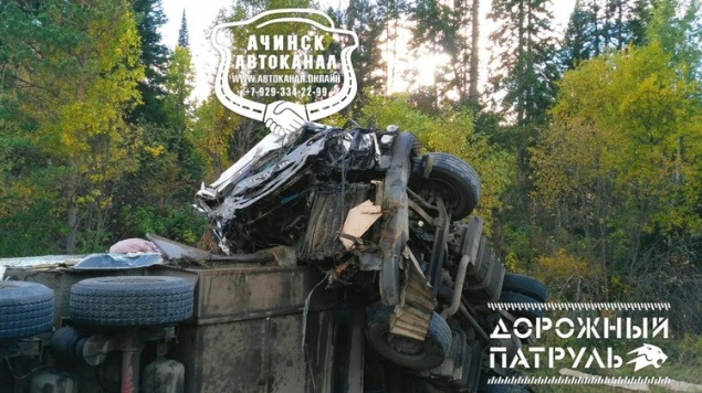 Груженая картоном фура перевернулась в Козульском районе