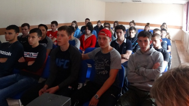 Госавтоинспекторы в Ачинске проводят беседы по правилам дорожного движения со студентами техникумов