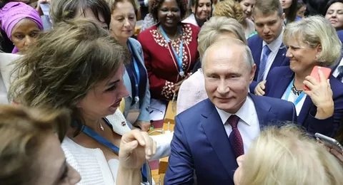 Президент России пообещал создать больше возможностей для самореализации женщин