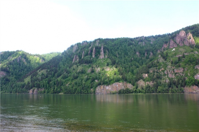 Подъем воды в Енисее заблокировал трех молодых туристов на горе