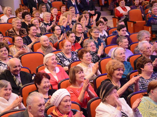 Поздравления на дому, праздничные концерты, музыкальные вечера, выставки и чаепития: Ачинск готовится ко Дню старшего поколения