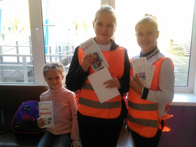 Госавтоинспекторы и юные волонтеры подарили школьникам световозвращающие брелоки