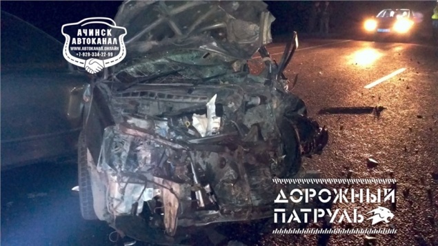 Под Ачинском на темной дороге Toyota врезалась в машину заместителя мэра