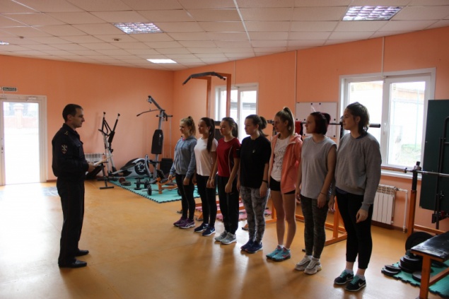 В Ачинске стражи порядка и общественники приняли зачеты по физической подготовке у учащихся полицейского класса