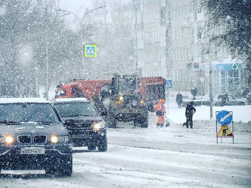 Ачинские дорожники вышли на уборку улиц от ночного снегопада