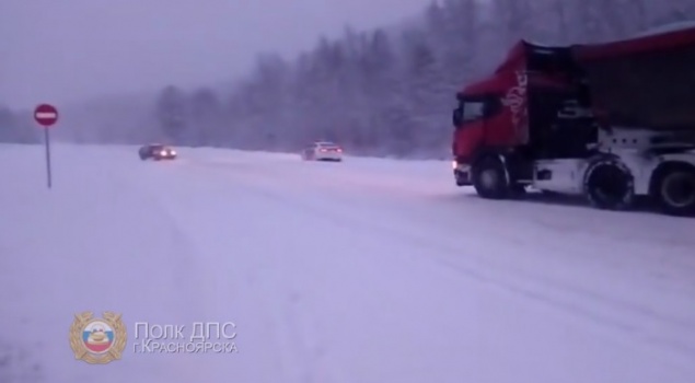 На трассе под Красноярском фура увязла в снегу. Доставали полицейские