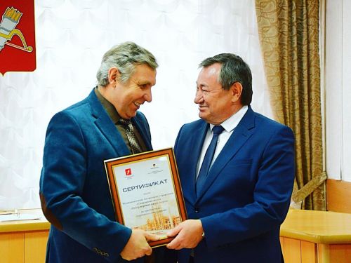 Илай Ахметов вручил социальным учреждениям 11 грантовых сертификатов АО «АНПЗ ВНК» на сумму более 17,5 миллионов рублей