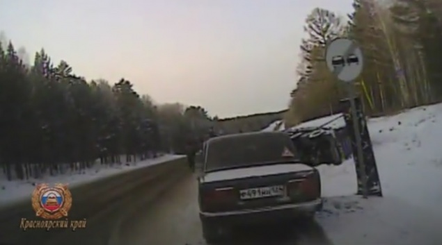 Дальнобойщик перевернул огромный грузовик на незнакомой трассе в Красноярском крае