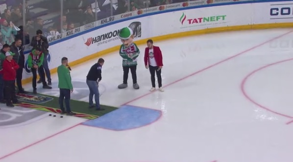 Российский болельщик забил шайбу через все поле и выиграл миллион