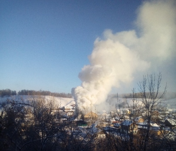В Ачинске горит жилой одноэтажный дом