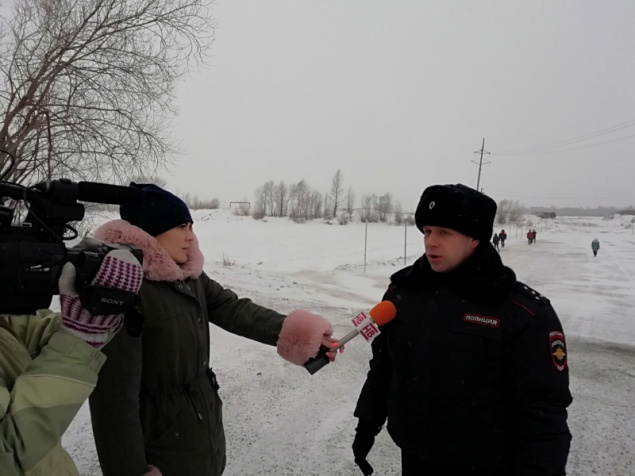 В Ачинске сотрудники полиции приняли участие в приемке ледовой переправы
