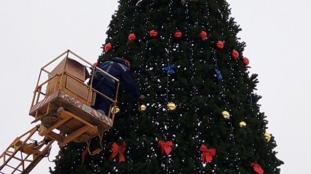 Праздник к нам приходит: в Ачинске наряжают главную ёлку города