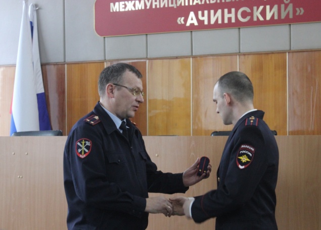 Врио начальника МО МВД России «Ачинский» Сергей Макаревич вручил сотрудникам полиции очередные специальные офицерские звания