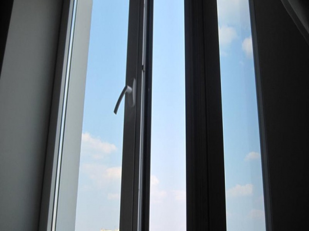 Молодая красноярка выпала из окна 9-этажки и погибла