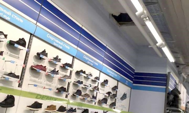 В красноярском ТРЦ убегавшая воровка упала с потолка магазина и скрылась