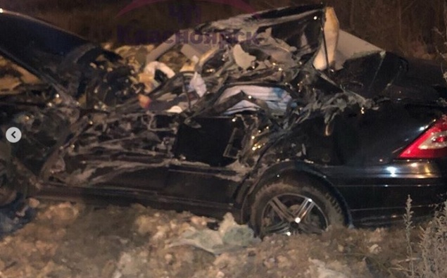 В Красноярске после удара автобуса Mercedes отбросило на фуру: водитель погиб в искореженной машине
