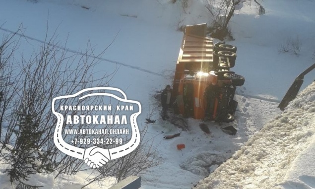 На юге Красноярского края грузовик проломил ограждение моста и упал в реку