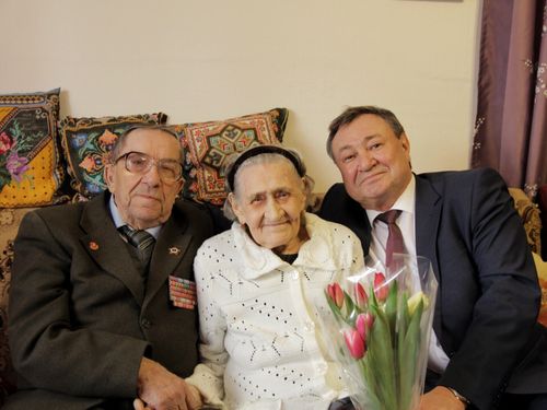 Особый почет и внимание: Глава города лично навестил и поздравил с наступающим 8 Марта заслуженных женщин-ветеранов
