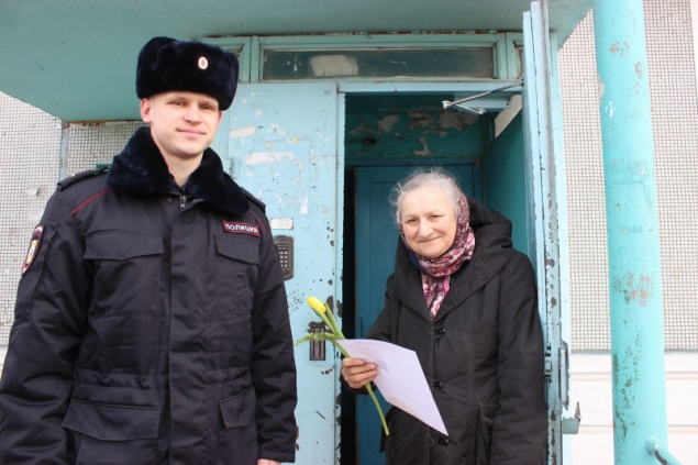 Участковые полиции подарили ачинкам «8 марта в каждый дом»