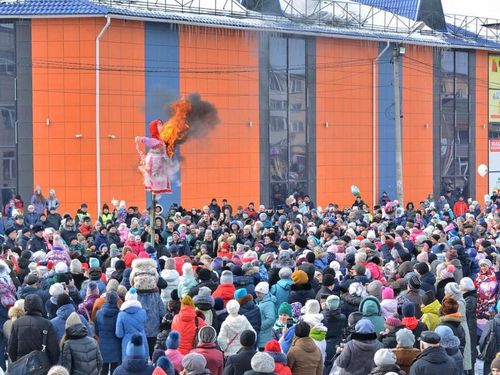 Более 3,5 тысяч ачинцев масштабно отпраздновали масленицу на центральной площади города