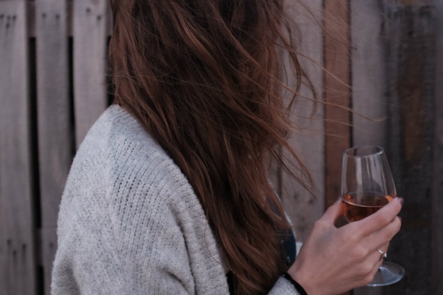 Говорят ученые: бутылка вина так же вредит организму, как 5-10 сигарет
