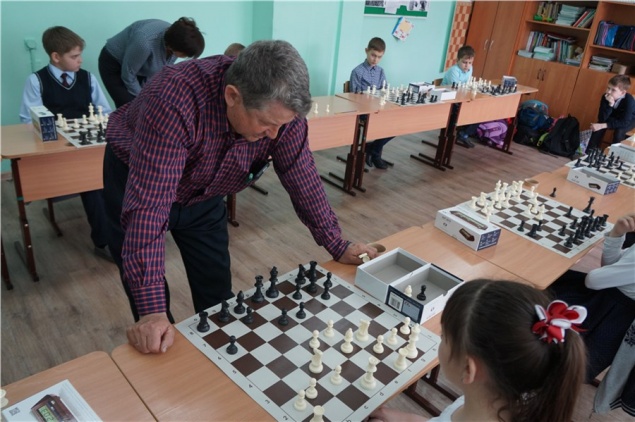 Школьники Шарыпово получили в подарок от СУЭК пособия для изучения шахмат
