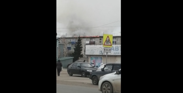 В Канске горит крыша жилой многоэтажки