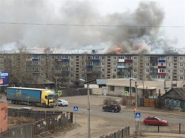 «Все залило, мебель дымом воняет»: масштабный пожар в канской пятиэтажке потушили