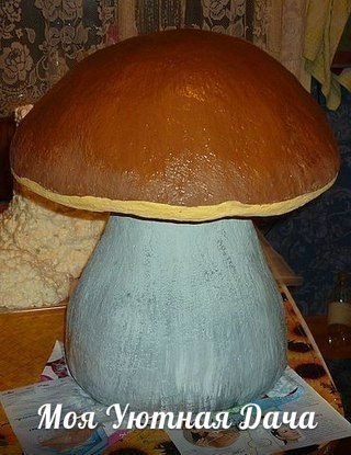 Гриб из монтажной пены для дачного участка