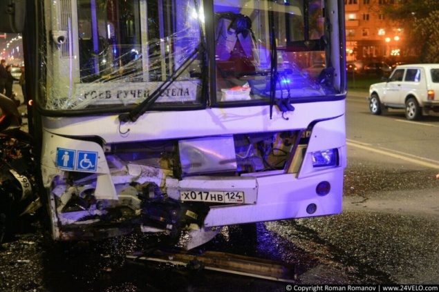 В Красноярске BMW врезался в маршрутку: один человек погиб