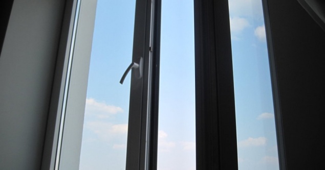 В Красноярске женщина выпала из окна и осталась жива