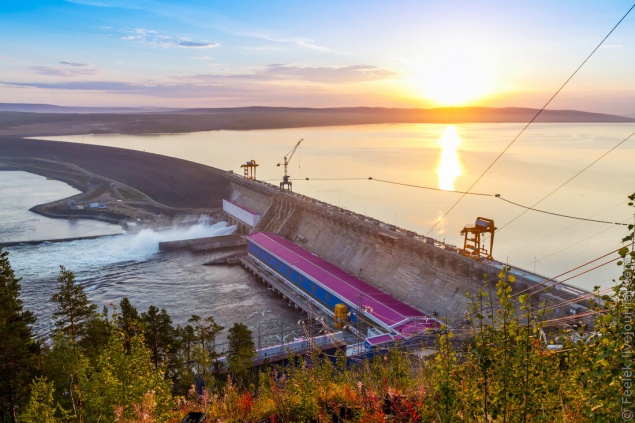 Богучанская ГЭС работает в режиме навигации