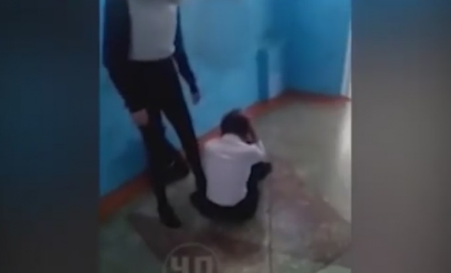В Лесосибирске подростки избили школьницу и сняли все на видео. Родители заплатят 500 рублей штрафа