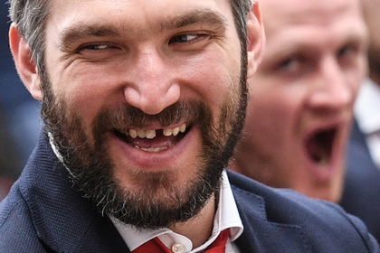 Овечкин спас партнера по сборной от летевшей ему в лицо шайбы