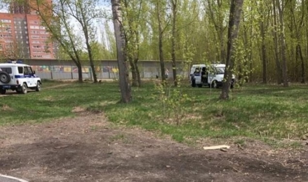 Дети нашли обгоревшее тело женщины в красноярском сквере. Оно еще дымилось
