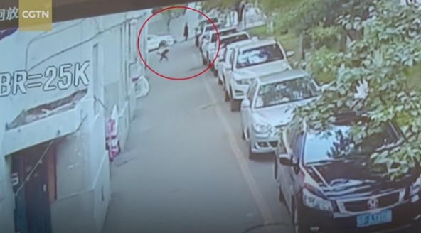 Прохожий поймал упавшего с пятого этажа ребенка