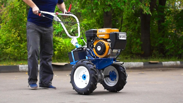 Дорожные полицейские разъясняют требования, предъявляемы к владельцам мотоблоков