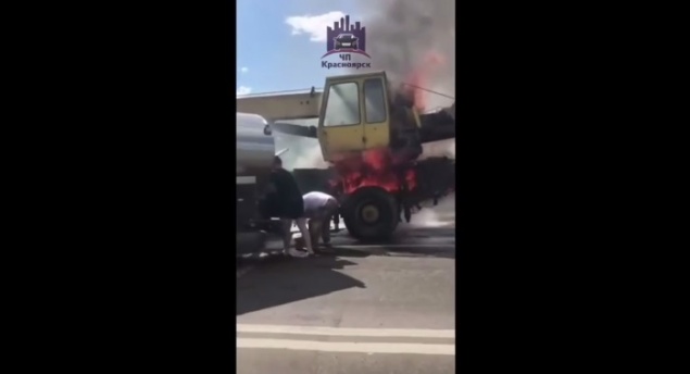В Красноярске посреди моста загорелся автокран