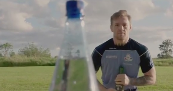 Макгрегор ногой отвинтил крышку с бутылки