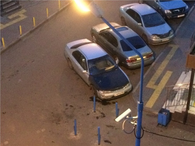 В Белых Росах хулиган скинул на машину банку огурцов