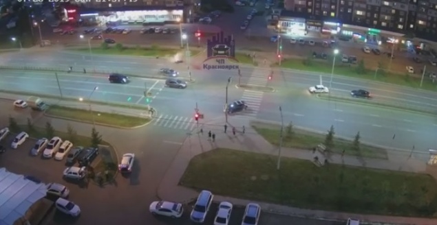 Гонщик на мотоцикле несколько раз нарушил правила на Молокова, врезался в машину и погиб