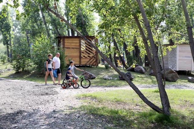 На острове Отдыха обустроили зону для пикников. Она частично платная