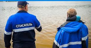 На водохранилище спасатели поймали неудачливого пловца на надувном матрасе и помогли пожилому рыбаку