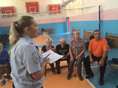 Сотрудники УВМ проводят работу с жителями поселка Каменка, находящимся в пункте временного размещения