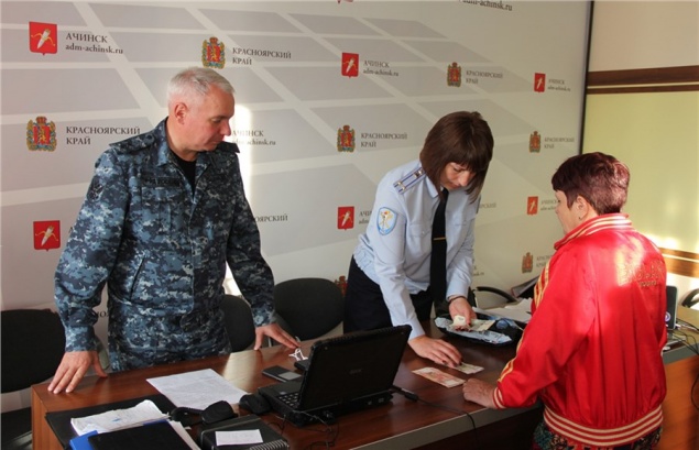 Полицейские вернули жителям эвакуированной Каменки похищенное имущество. Молодой вор забрал даже монеты из копилки