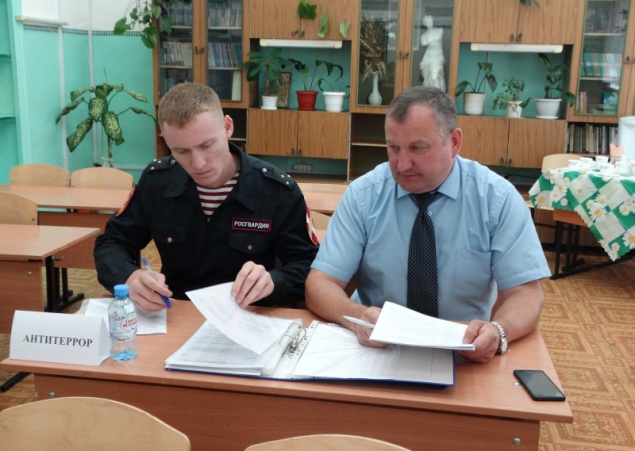 Полицейские Ачинска проверяют школы перед началом учебного года