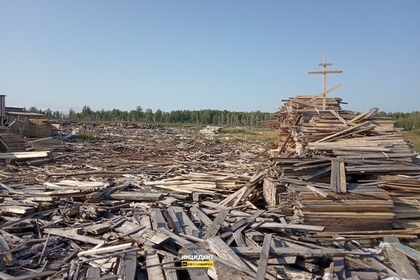 Сотрудники лесопилки соорудили могилу гибнущим лесам Сибири