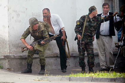 Очевидцы теракта в Беслане рассказали о шквальном обстреле школы перед штурмом
