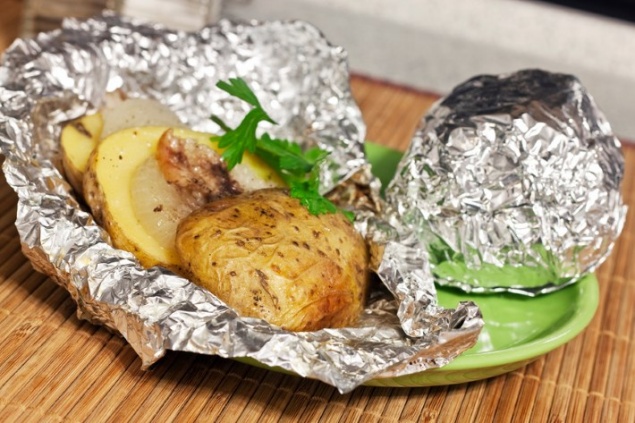 Почему опасно готовить пищу в алюминиевой фольге